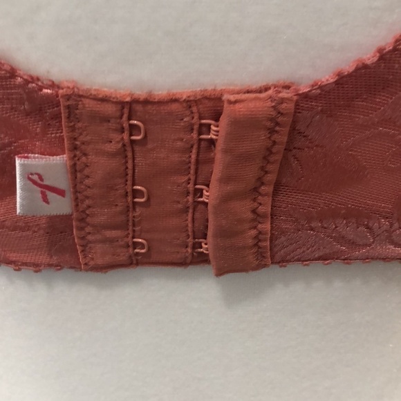 Wacoal underwire bra with lined lace cups and adjustable straps. Coral. 34DDD - Picture 2 of 9